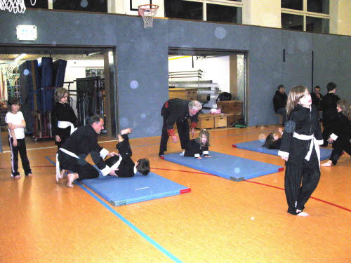 albert-kungfukids090209ktc16-fallschule